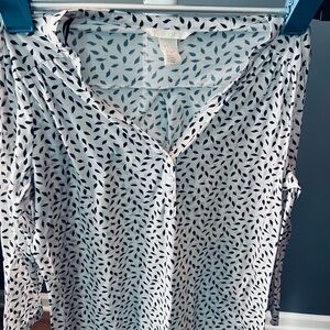 ‘H&M’ Women's Blue and White Patterned Blouse